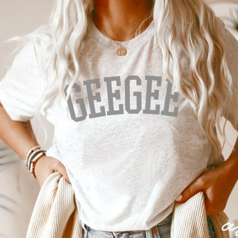 Gee Gee Funny New Grandma Quote Gift Family Celebration Casual Unisex T-Shirt